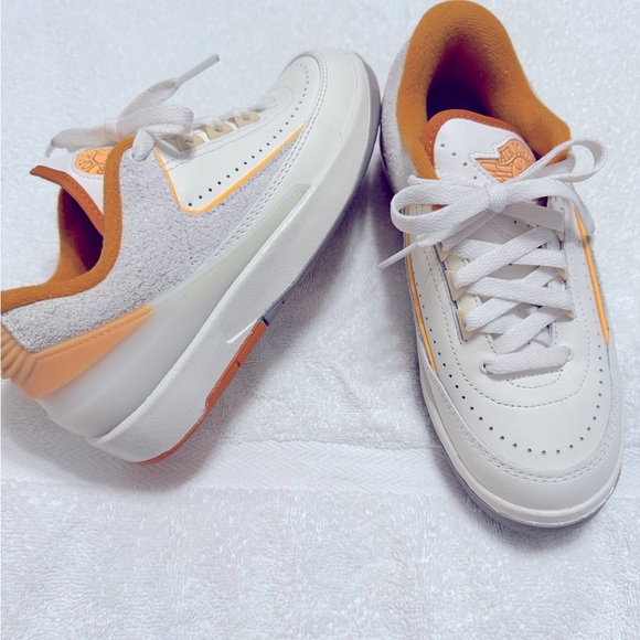 Nike Unisex-Adult Low-top Sneakers | Size 4.5 |cream/orange color - Picture 7 of 12